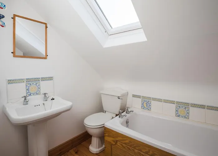 Vakantiehuis - Sea Views- In Village - Parking *